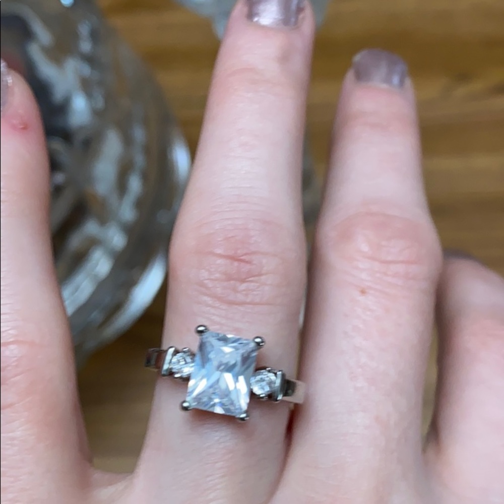 Womens cubic zirconia travel engagement ring